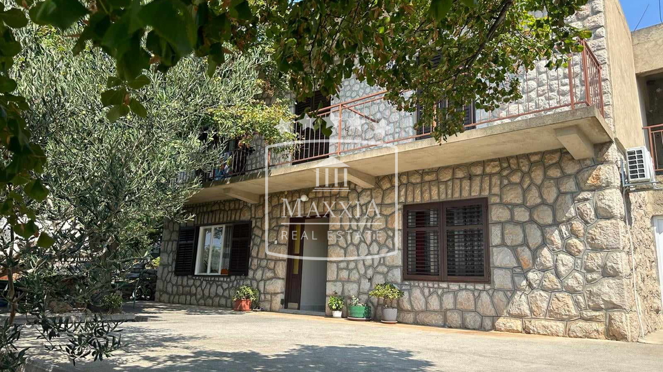 Starigrad - kuća katnica veliki vrt 150m od mora! 350000€