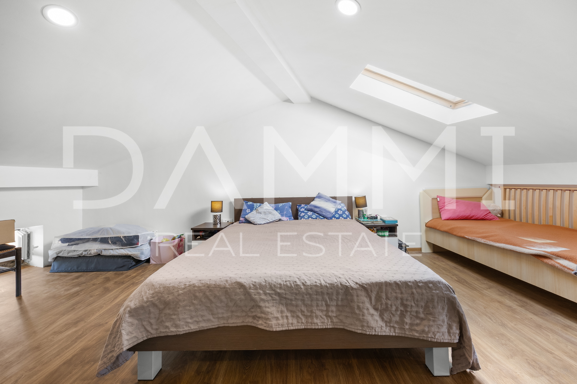 Istra&comma; Vodnjan&comma; kamena ku&cacute;a sa dvori&scaron;tem