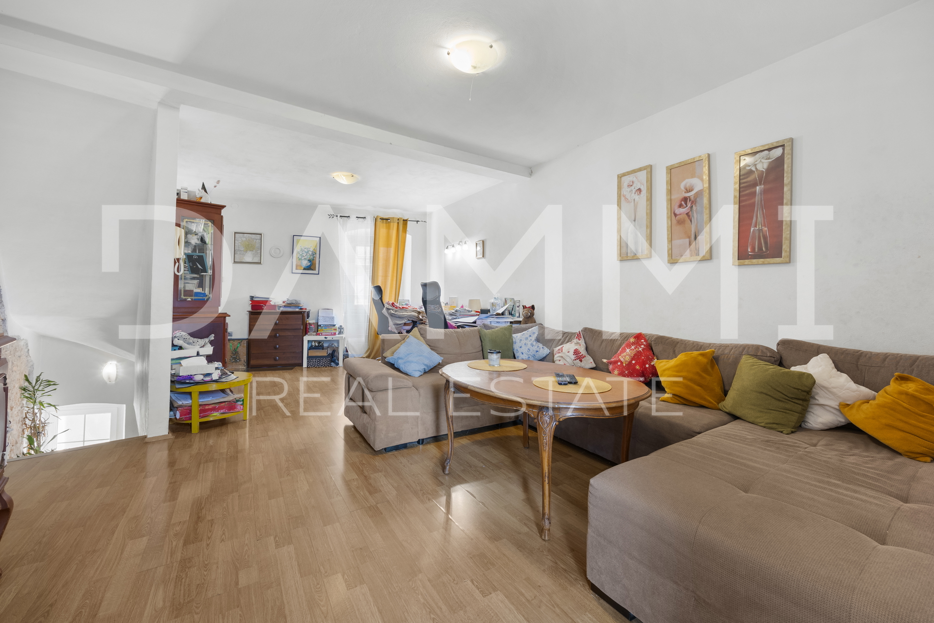 Istra&comma; Vodnjan&comma; kamena ku&cacute;a sa dvori&scaron;tem