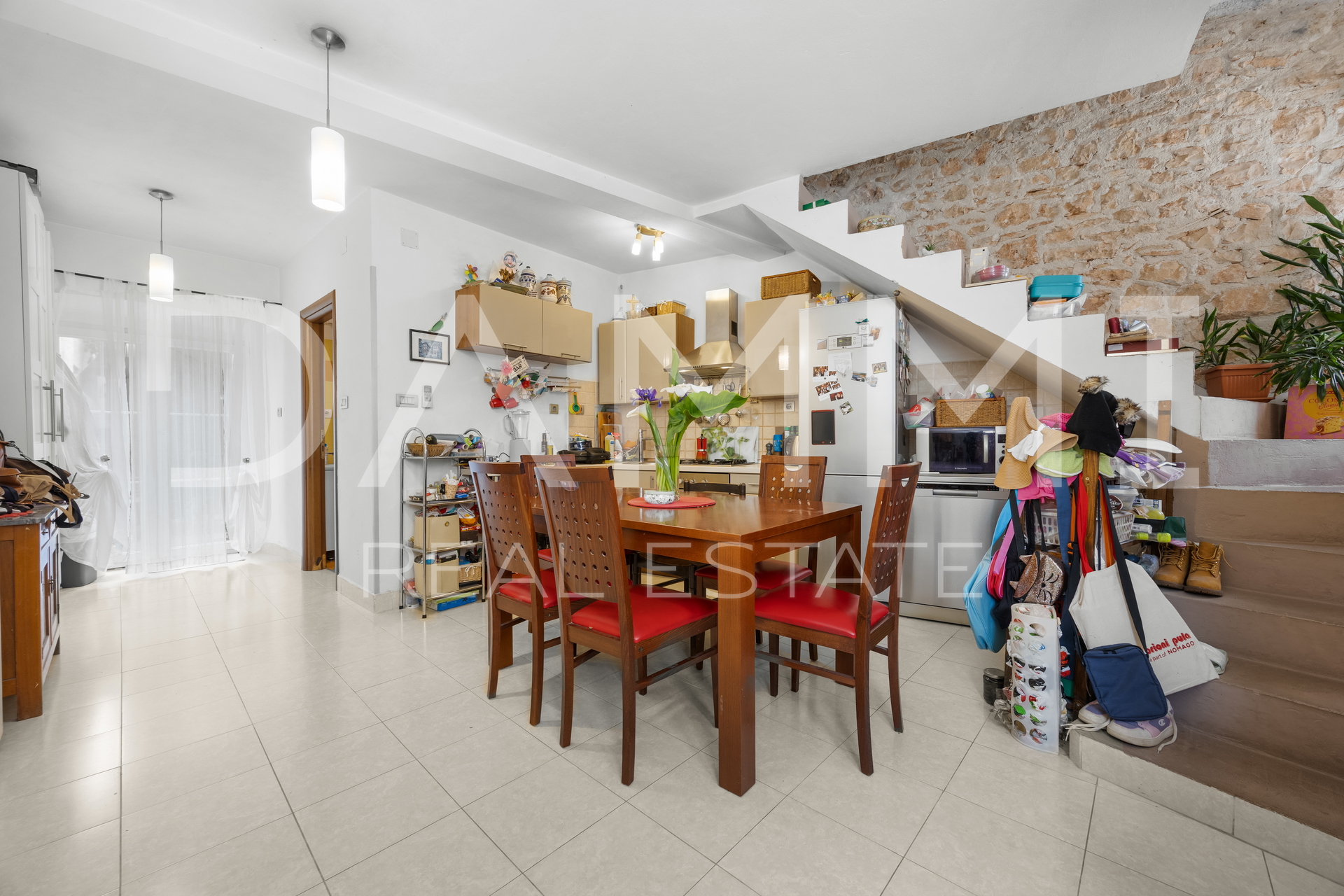 Istra&comma; Vodnjan&comma; kamena ku&cacute;a sa dvori&scaron;tem