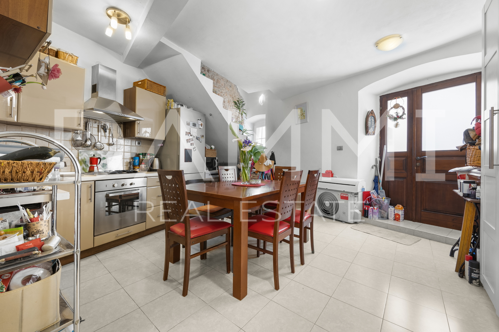 Istra&comma; Vodnjan&comma; kamena ku&cacute;a sa dvori&scaron;tem