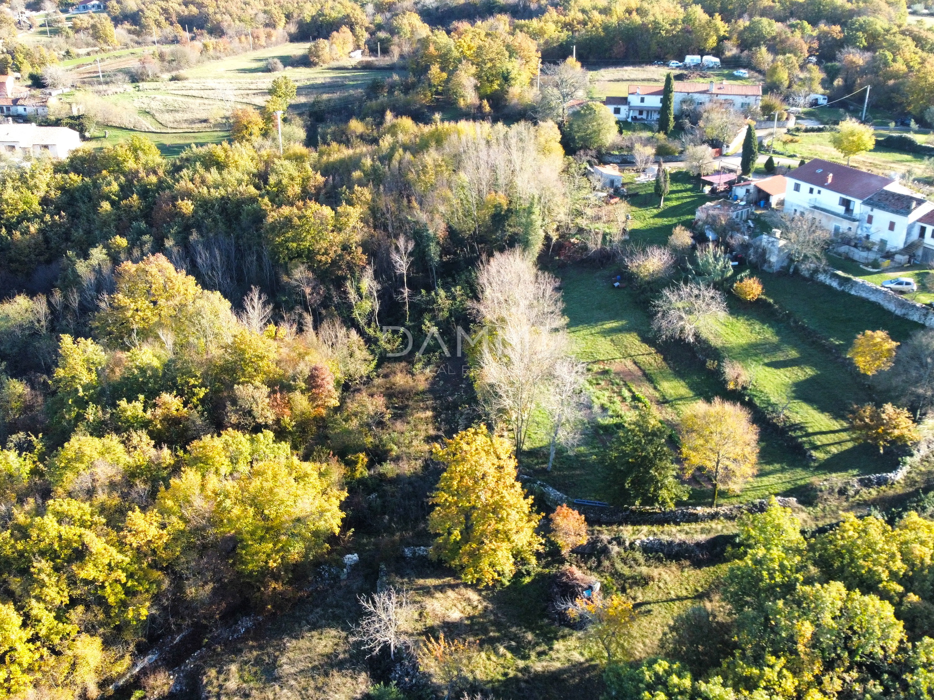 ISTRIEN, ŽMINJ - Baugrundstück in einem ruhigen Dorf in der Nähe von Žminj 2072 m2