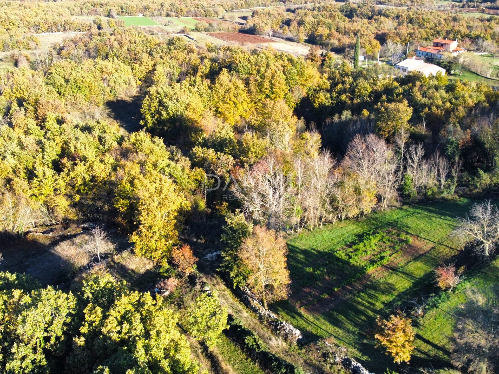 ISTRIEN, ŽMINJ - Baugrundstück in einem ruhigen Dorf in der Nähe von Žminj 2072 m2