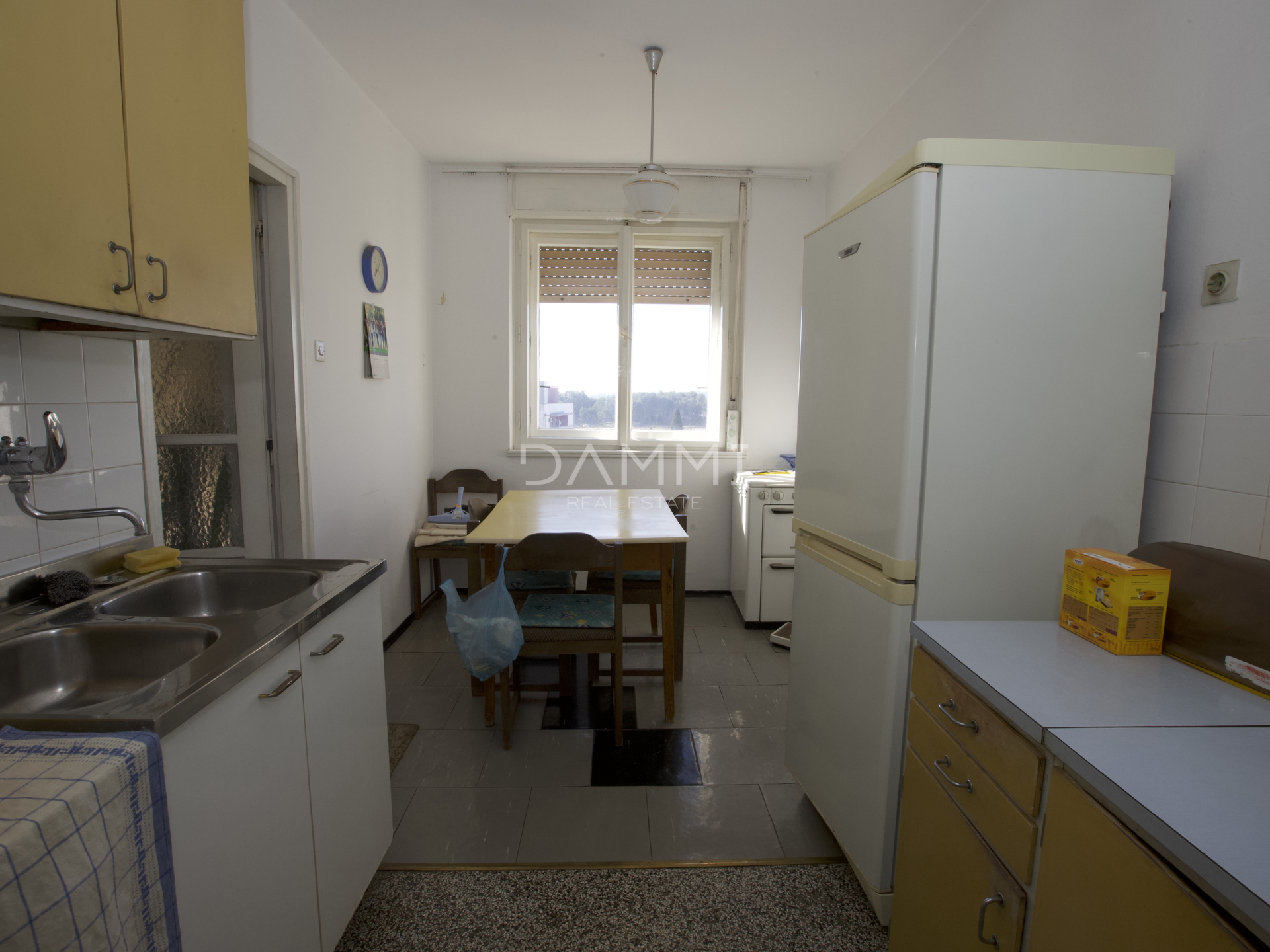 PULA, KAŠTANJER - Große Wohnung mit 3 Schlafzimmern, Balkon, Parkplatz 91m2