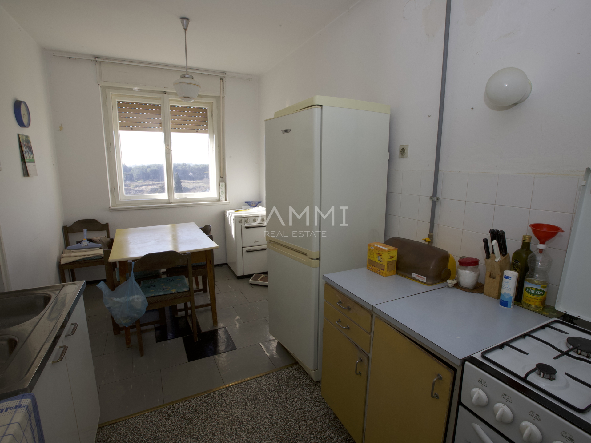 PULA, KAŠTANJER - Große Wohnung mit 3 Schlafzimmern, Balkon, Parkplatz 91m2