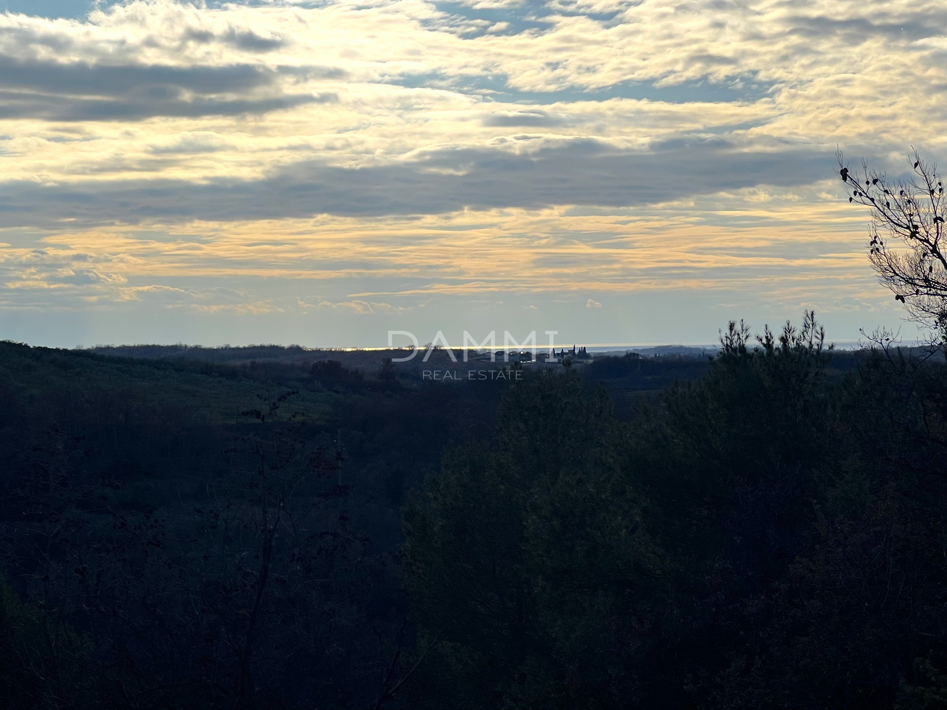 ISTRA, BUJE - Kuća s 2500m2 građevinskog zemljišta pogled more EKSKLUZIVNA PRODAJA