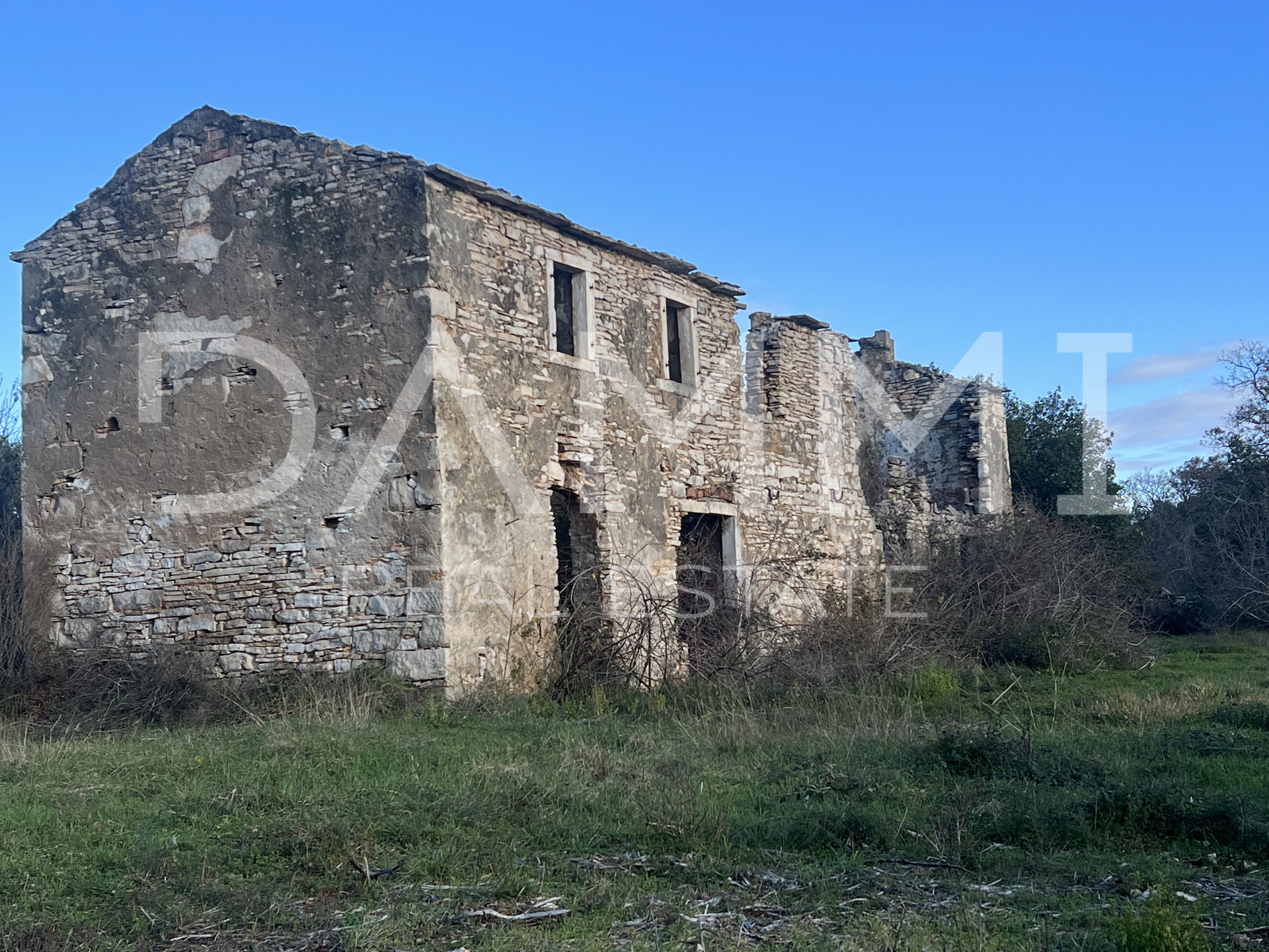 ISTRIA, BUJE - House with 2500m2 of building land, sea view EXCLUSIVE SALE