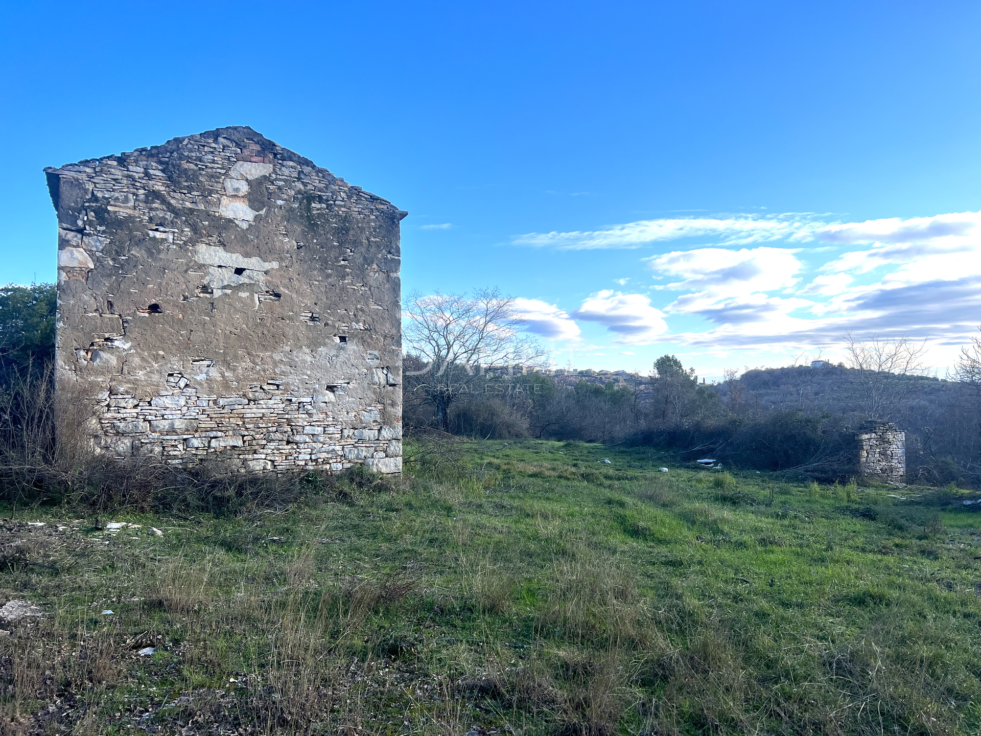 ISTRA, BUJE - Kuća s 2500m2 građevinskog zemljišta pogled more EKSKLUZIVNA PRODAJA