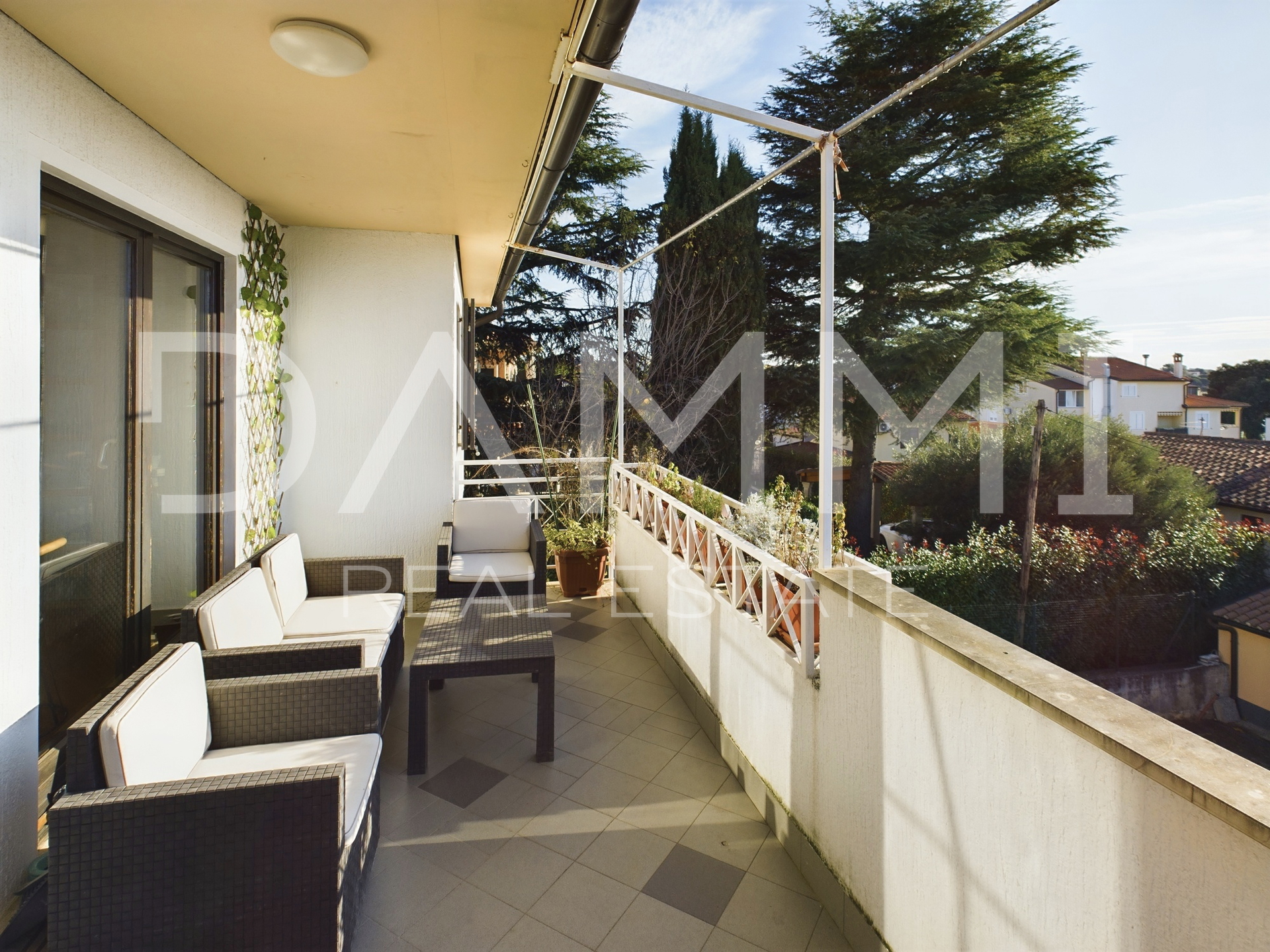 Istra&comma; Umag - samostoje&cacute;a apartmanska ku&cacute;a&comma; 100 m od pla&zcaron;e&comma; pogled more