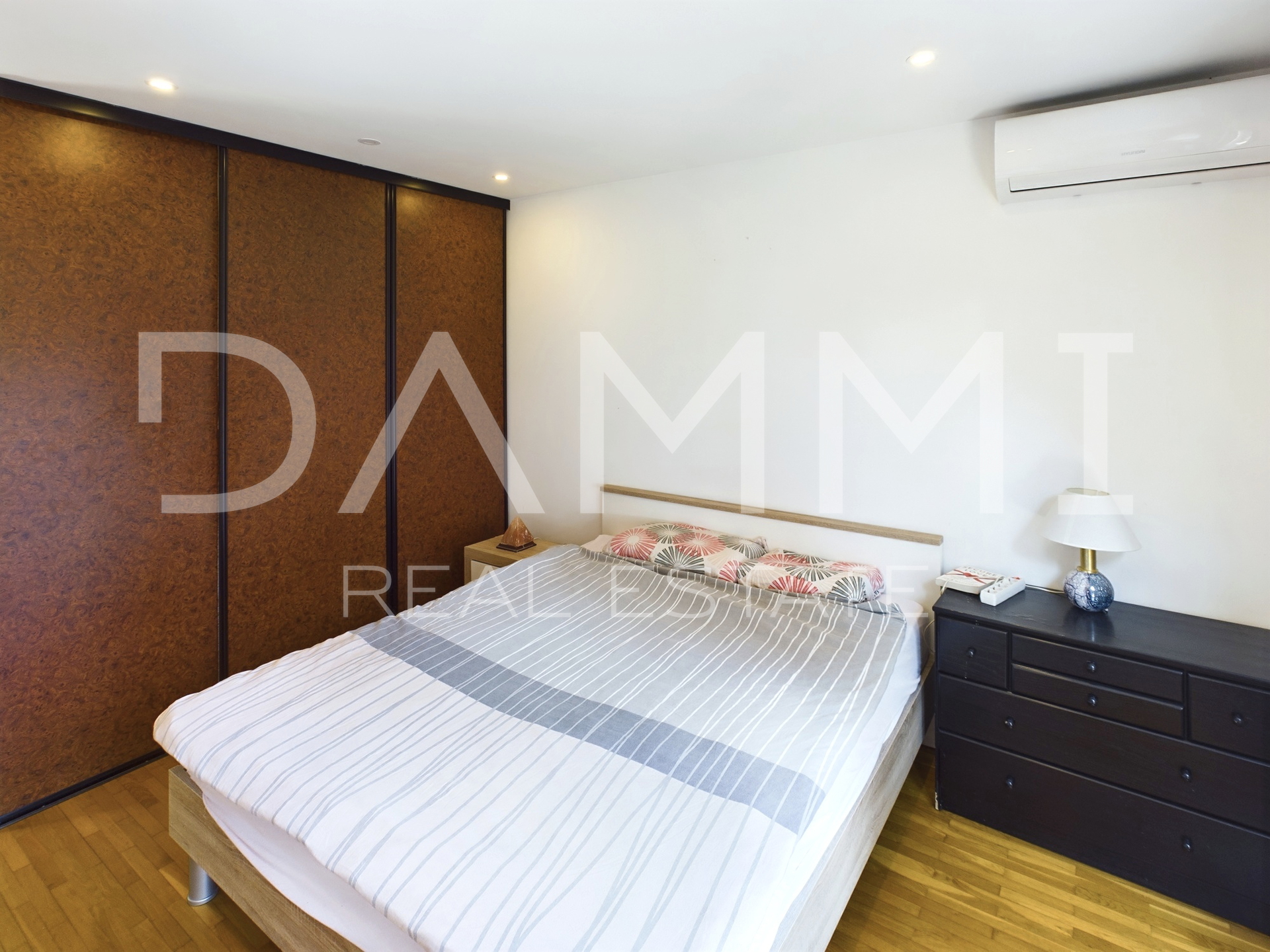 Istra&comma; Umag - samostoje&cacute;a apartmanska ku&cacute;a&comma; 100 m od pla&zcaron;e&comma; pogled more