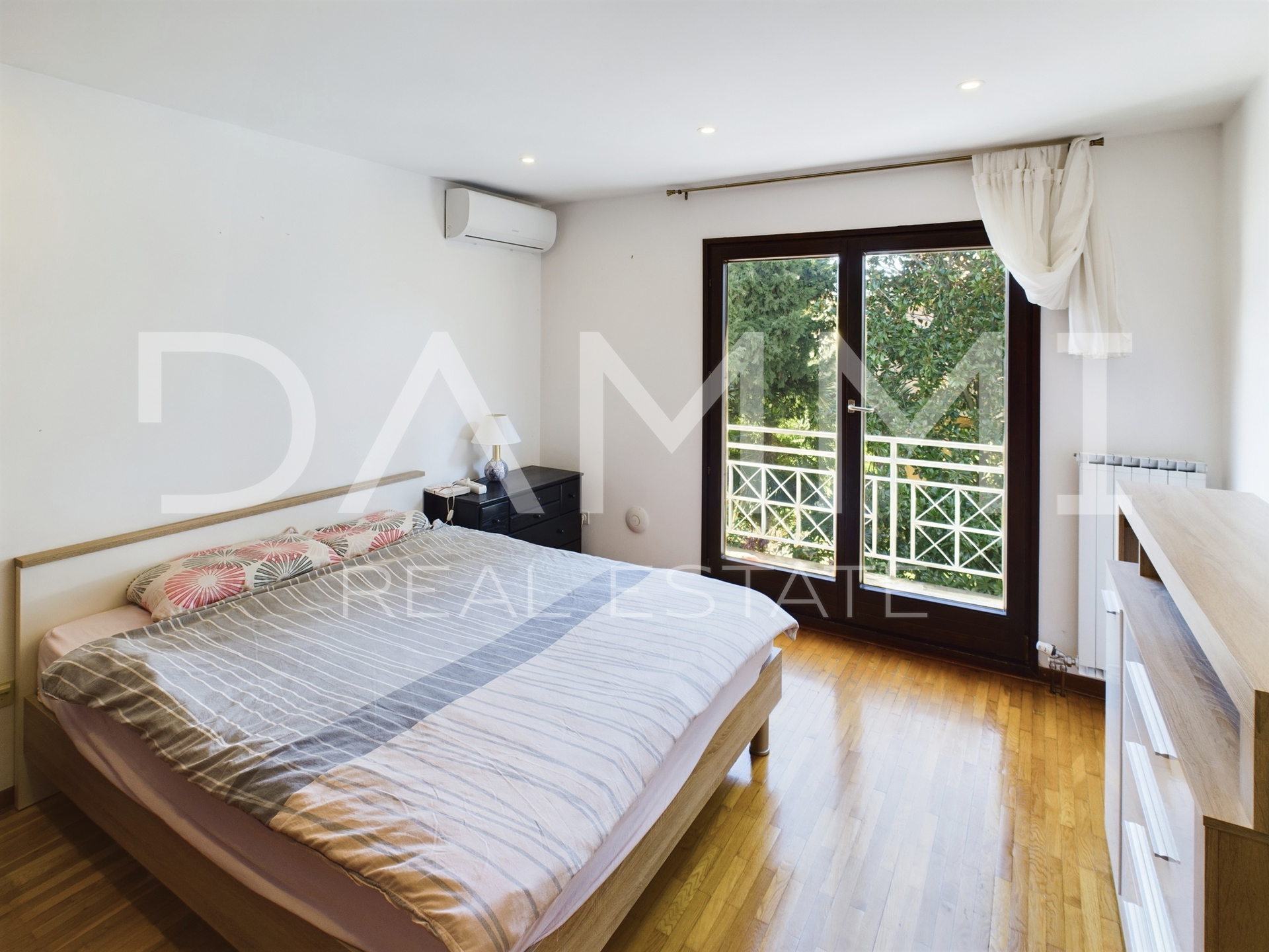 Istra&comma; Umag - samostoje&cacute;a apartmanska ku&cacute;a&comma; 100 m od pla&zcaron;e&comma; pogled more