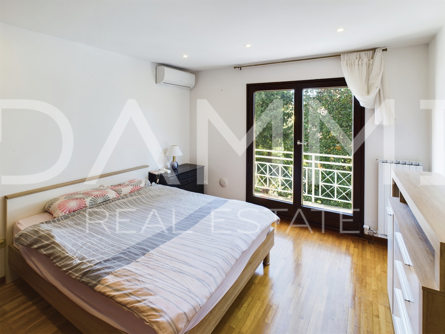 Istra&comma; Umag - samostoje&cacute;a apartmanska ku&cacute;a&comma; 100 m od pla&zcaron;e&comma; pogled more