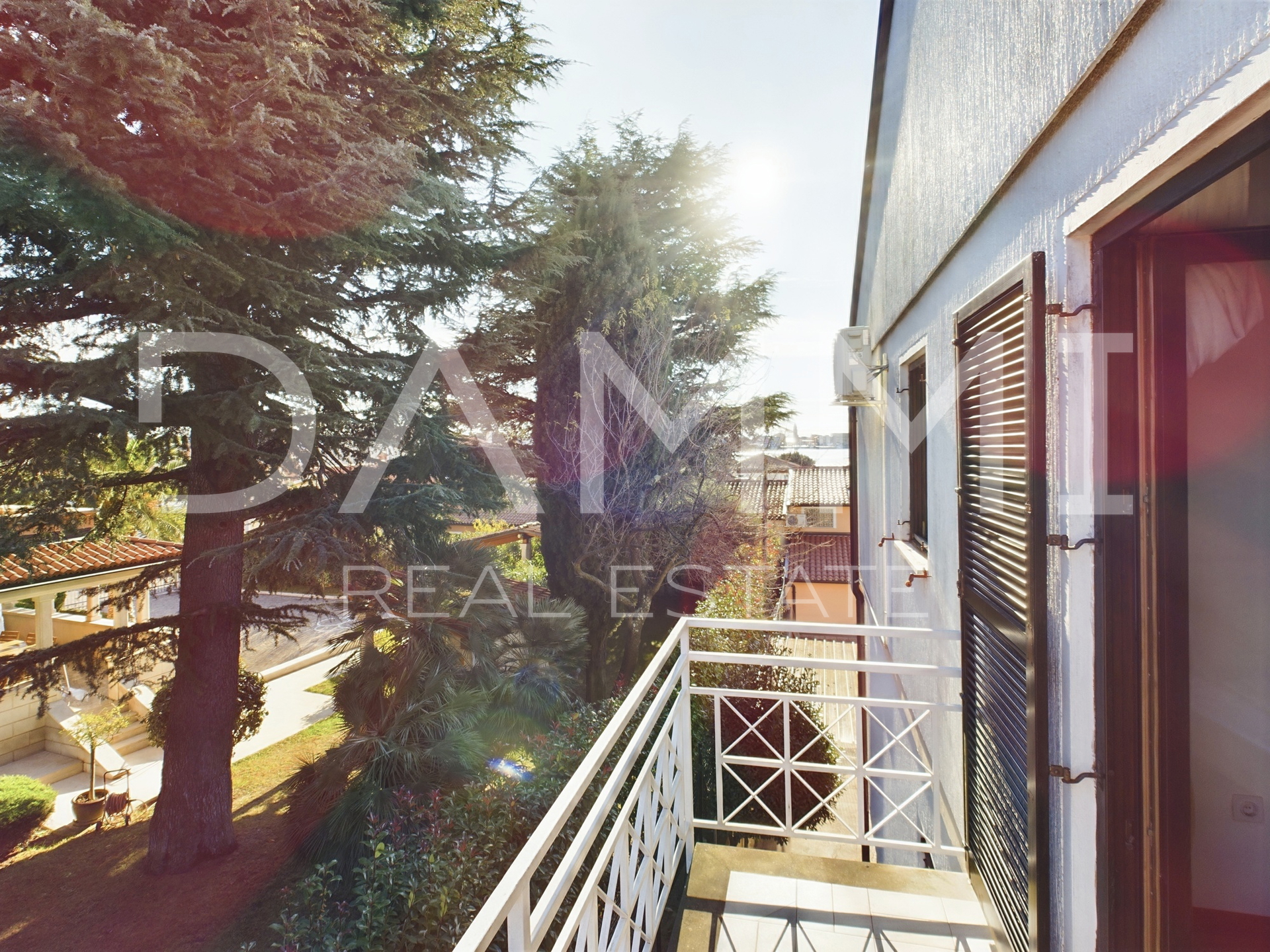 Istra&comma; Umag - samostoje&cacute;a apartmanska ku&cacute;a&comma; 100 m od pla&zcaron;e&comma; pogled more