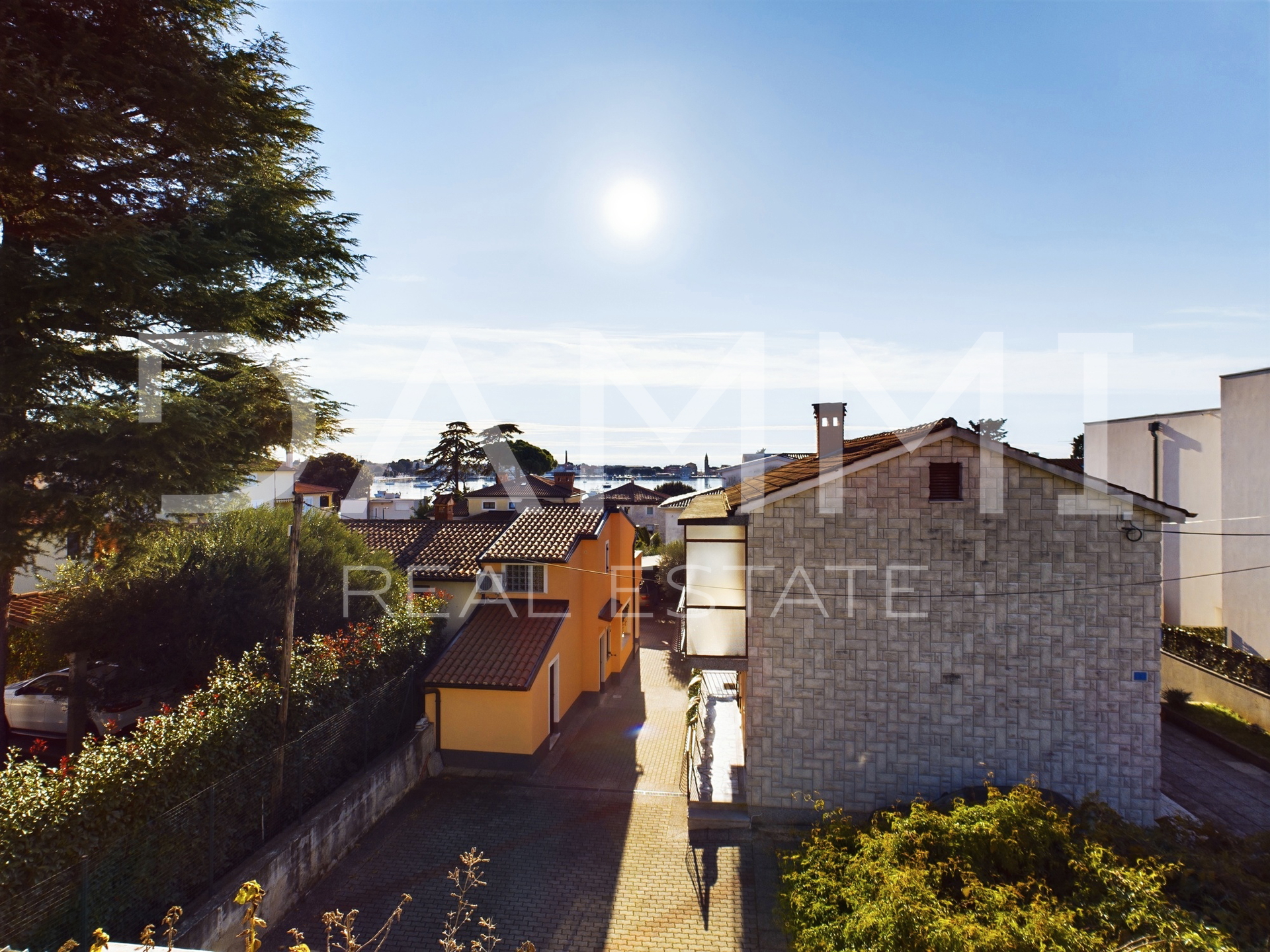 Istra&comma; Umag - samostoje&cacute;a apartmanska ku&cacute;a&comma; 100 m od pla&zcaron;e&comma; pogled more