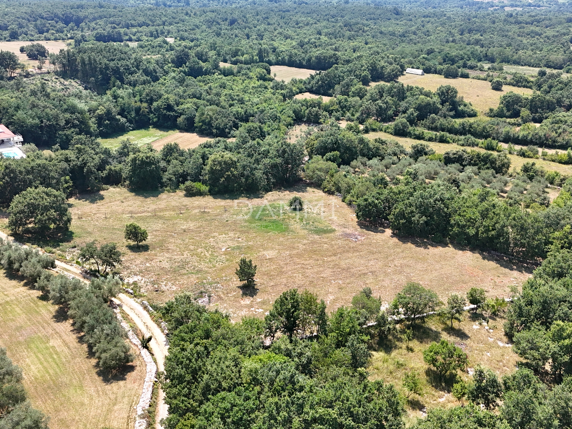 ISTRIA, KANFANAR - LARGE BUILDING LAND IN THE BACKLANDS OF ROVINJ