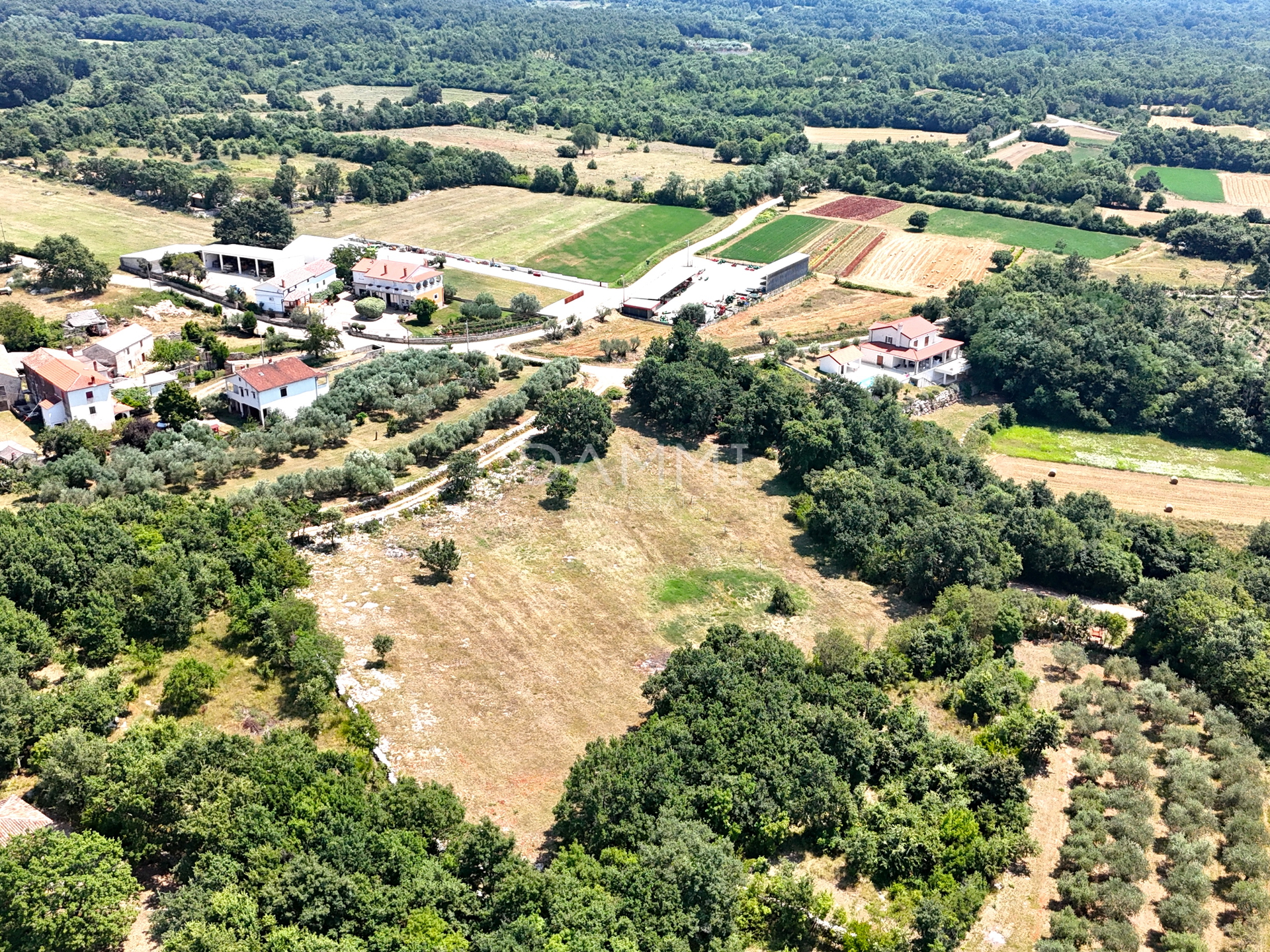 ISTRIA, KANFANAR - LARGE BUILDING LAND IN THE BACKLANDS OF ROVINJ