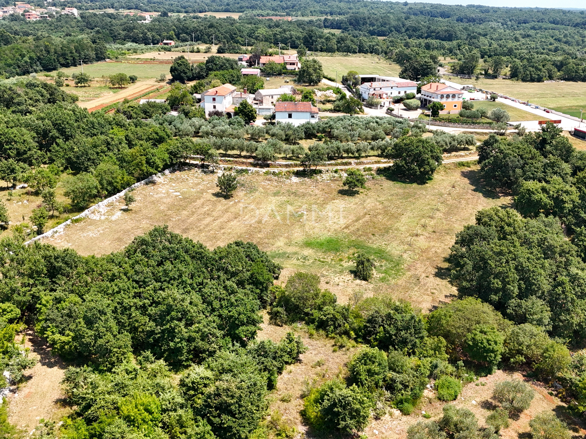 ISTRIA, KANFANAR - LARGE BUILDING LAND IN THE BACKLANDS OF ROVINJ