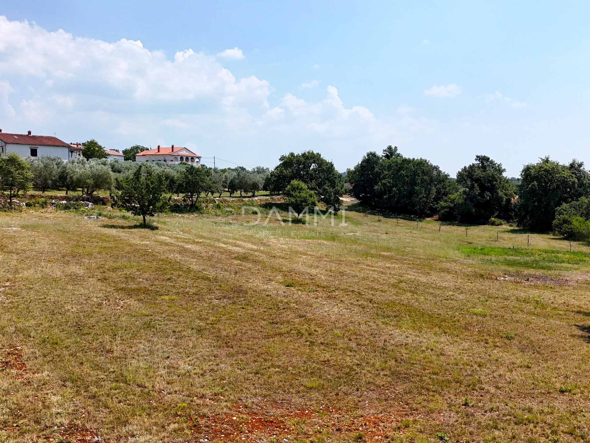 ISTRIA, KANFANAR - LARGE BUILDING LAND IN THE BACKLANDS OF ROVINJ