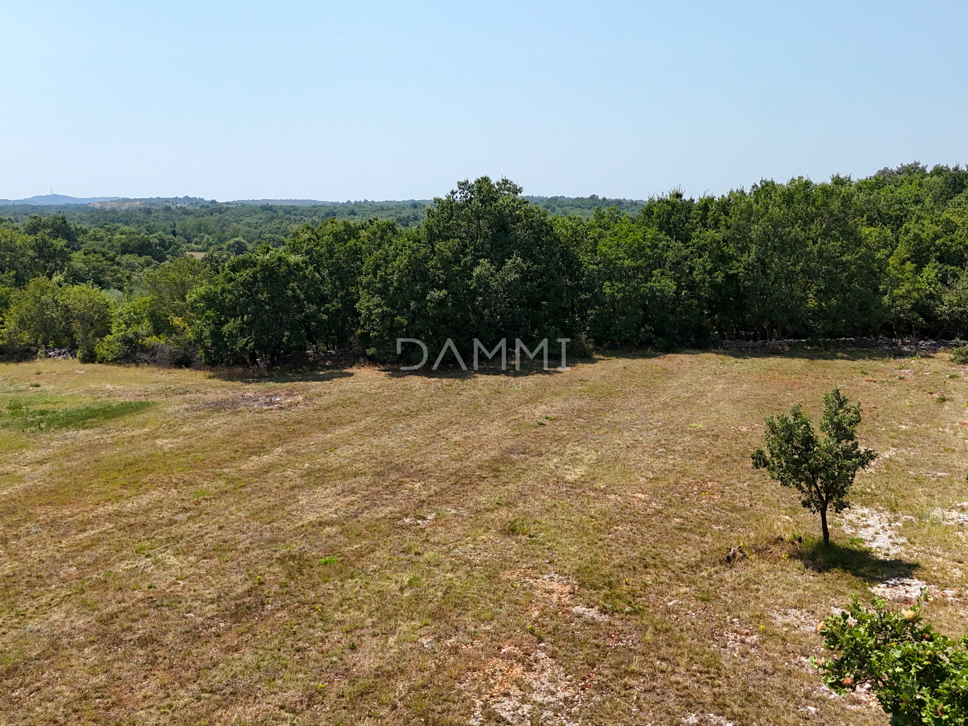 ISTRIA, KANFANAR - LARGE BUILDING LAND IN THE BACKLANDS OF ROVINJ