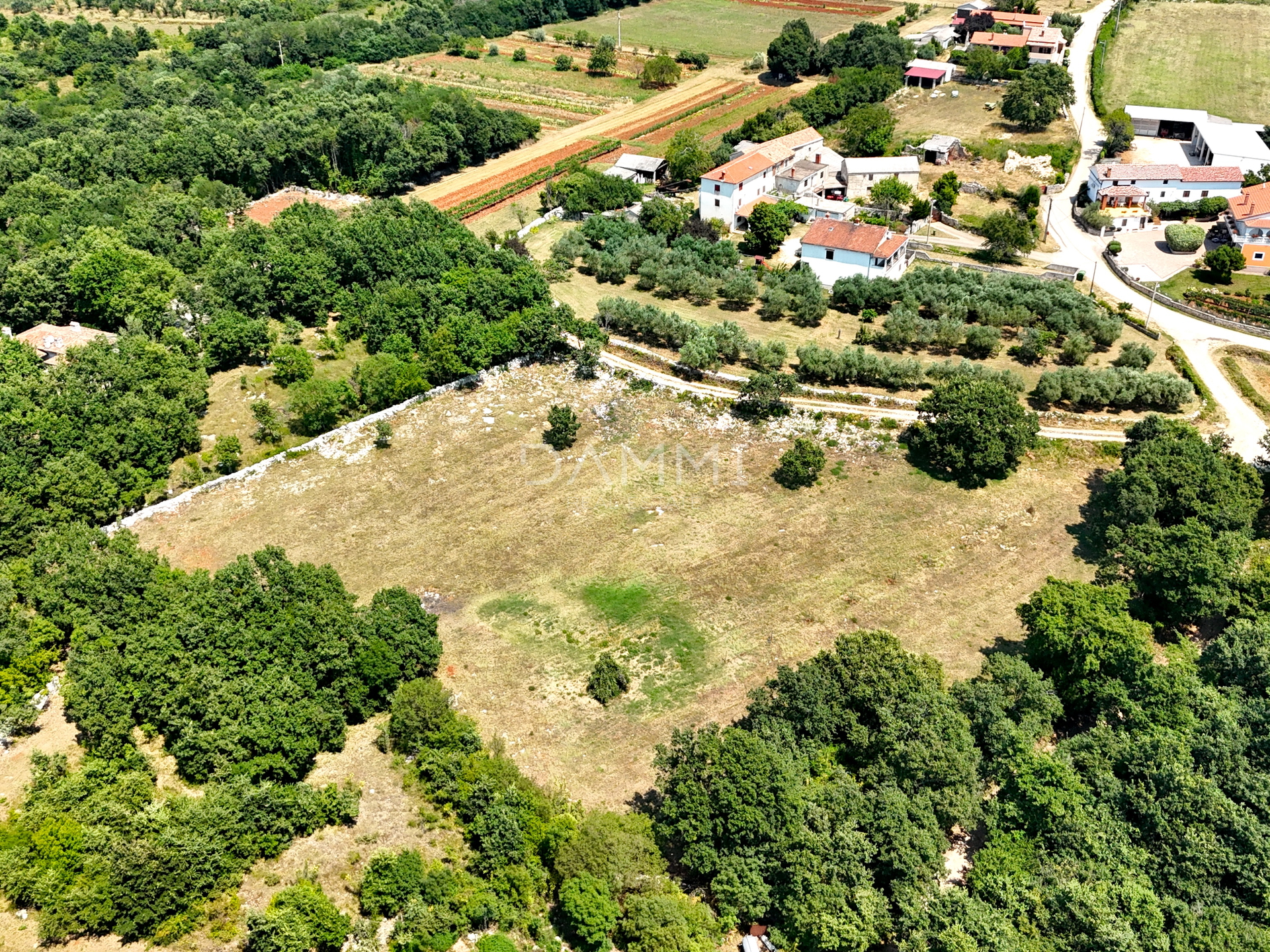 ISTRIA, KANFANAR - LARGE BUILDING LAND IN THE BACKLANDS OF ROVINJ