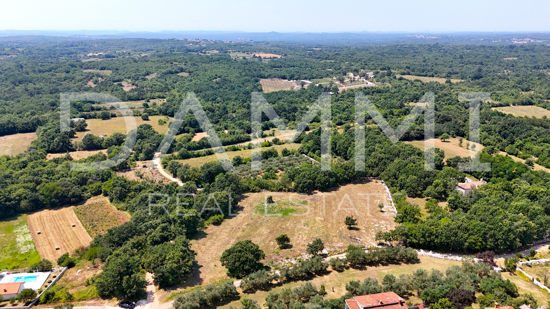 ISTRIA, KANFANAR - LARGE BUILDING LAND IN THE BACKLANDS OF ROVINJ