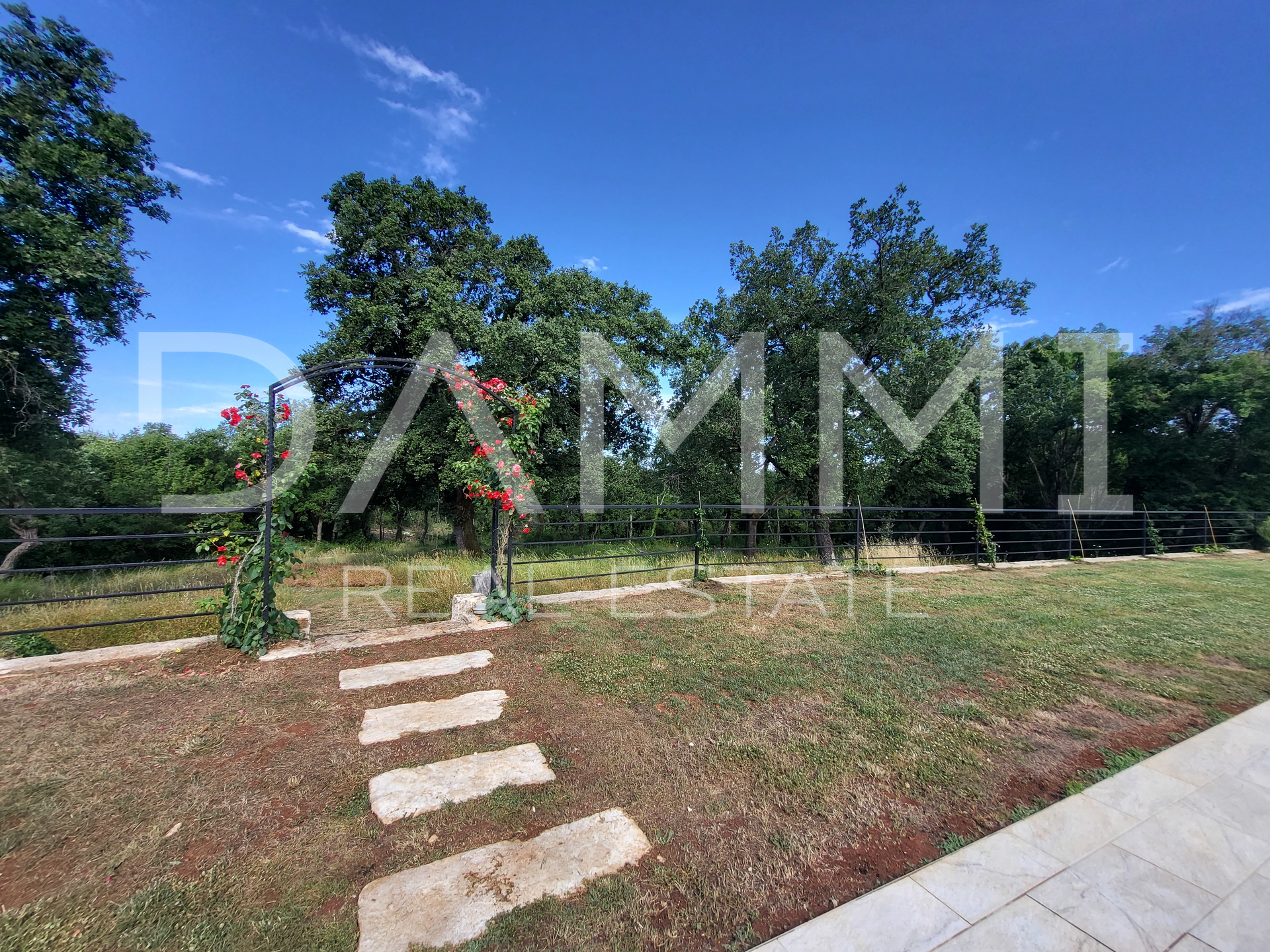 ISTRA&comma; VRSAR - Samostoje&cacute;a kamena ku&cacute;a s bazenom