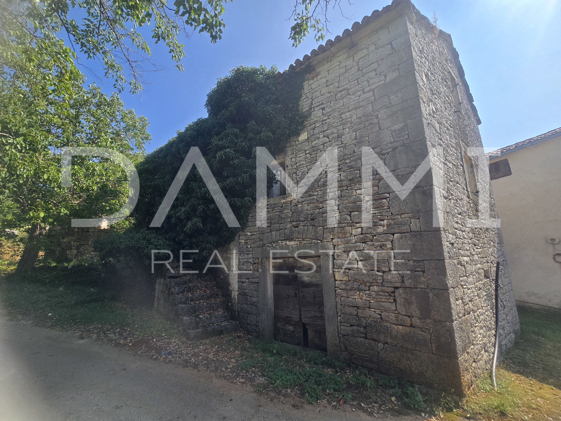 Istra&comma;  Muntrilj kamena ku&cacute;a za renovaciju