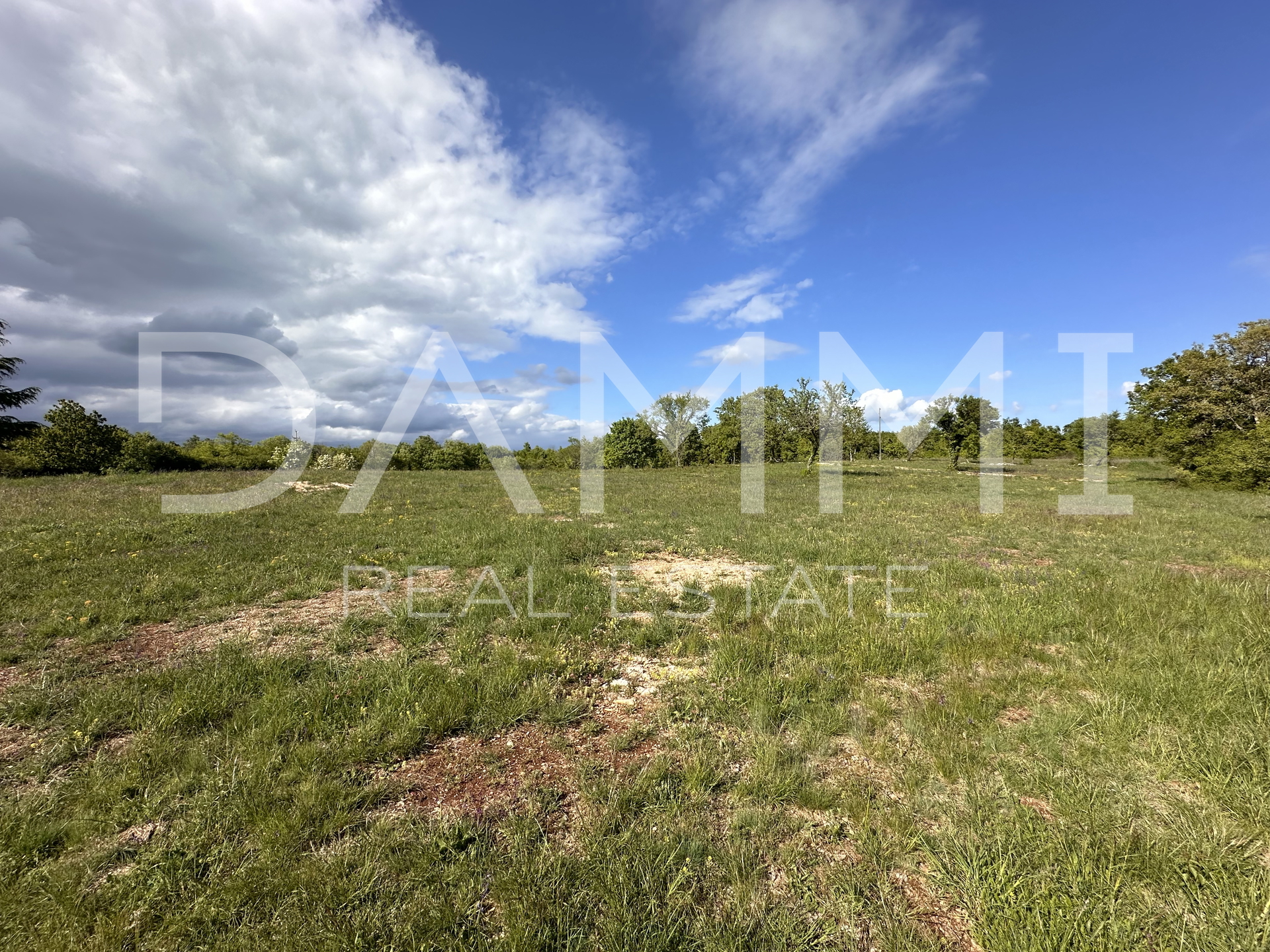 ISTRIEN, BARBAN - Großes Bau- und Landwirtschaftsgrundstück mit einer Fläche von 13793 m2