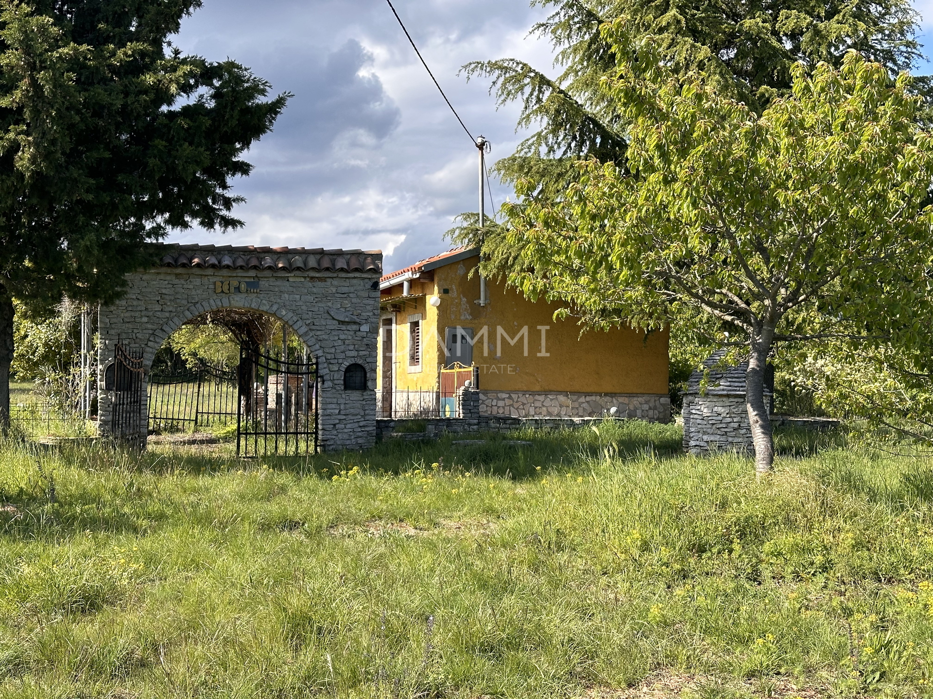 ISTRIEN, BARBAN - Großes Bau- und Landwirtschaftsgrundstück mit einer Fläche von 13793 m2