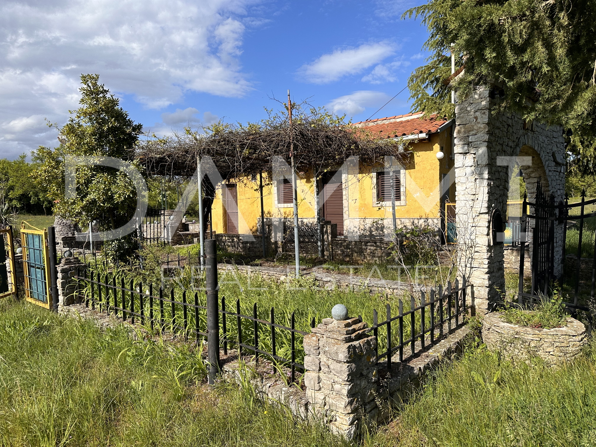 ISTRIA, BARBAN - Large construction-agricultural land with a facility of 13793 m2