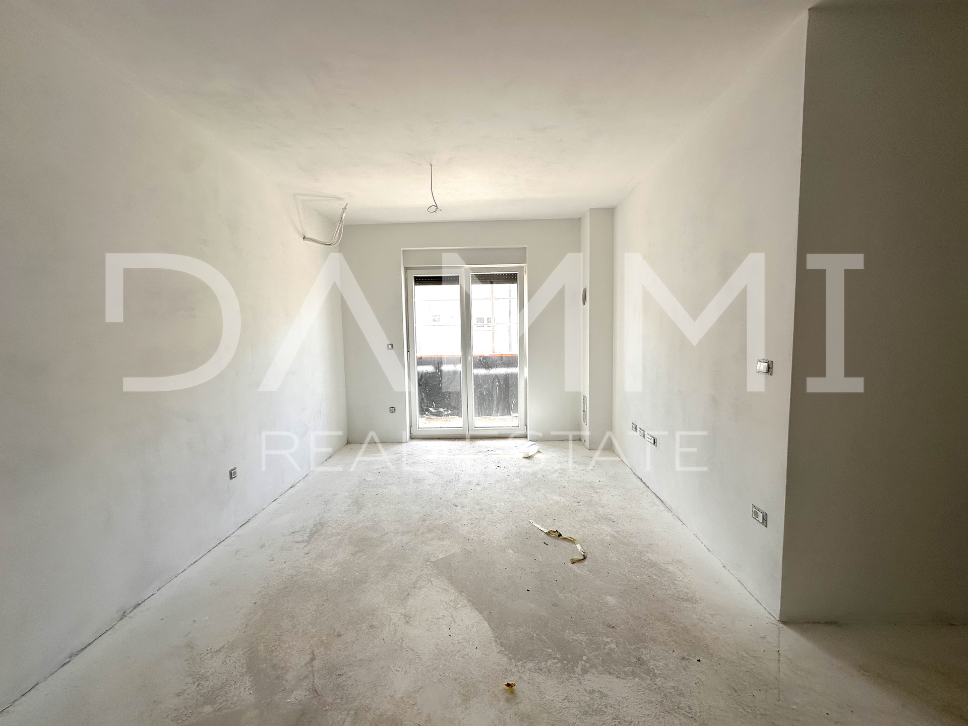 PULA, MONVIDAL - Appartamento al primo piano di nuova palazzina con due posti auto in garage