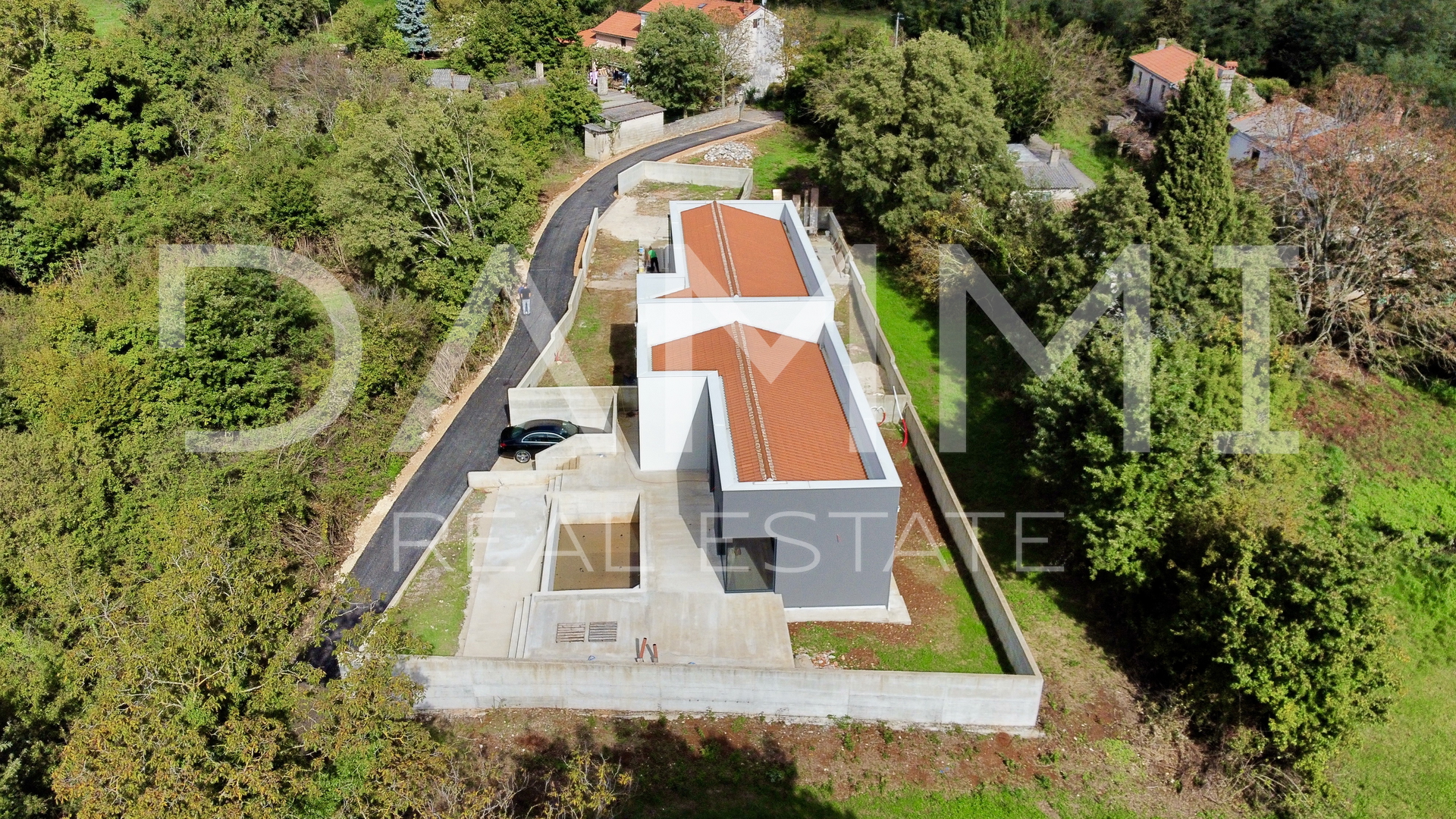 ISTRA, BARBAN - Dvojna kuća okružena zelenilom