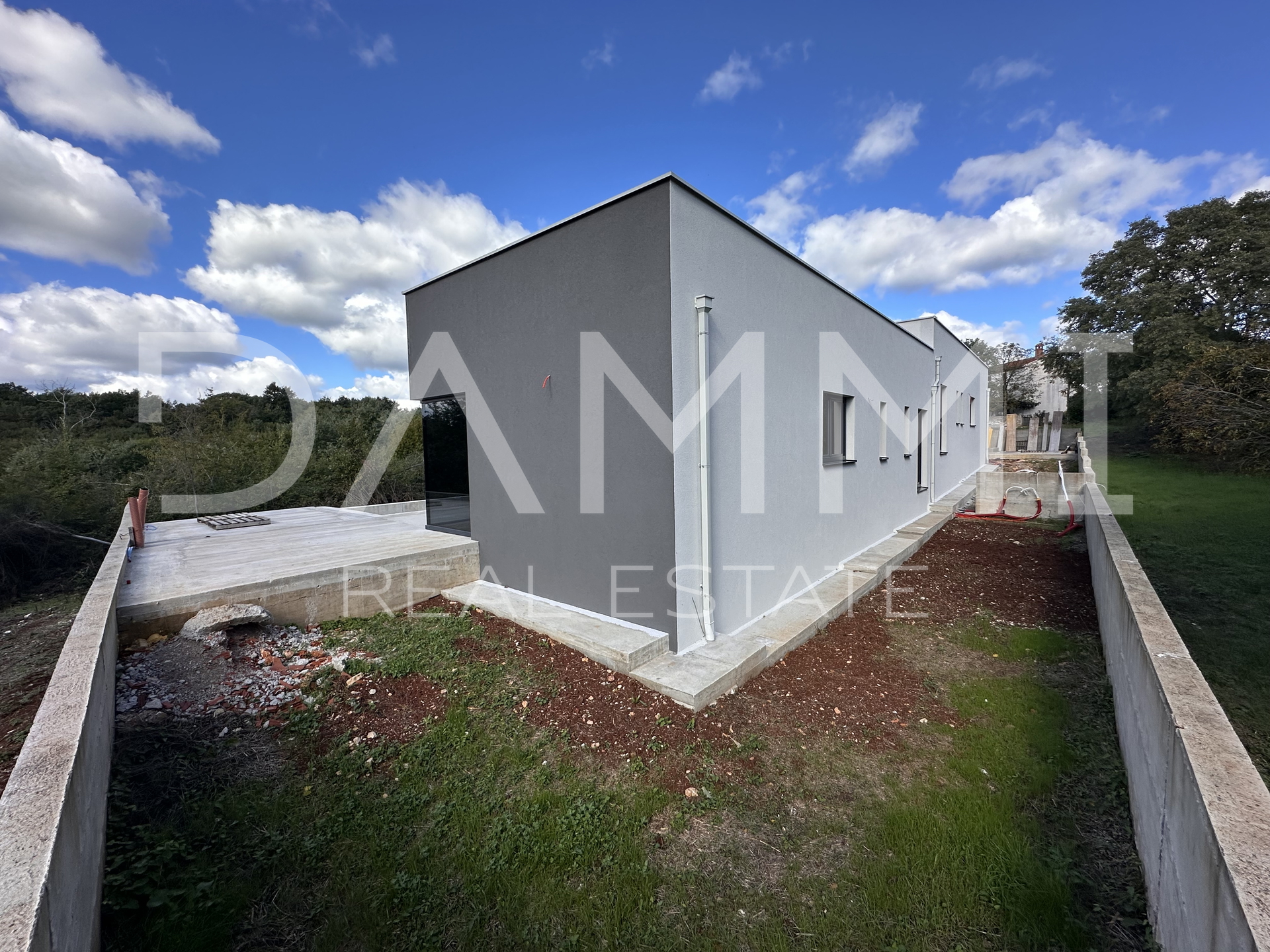 ISTRA, BARBAN - Dvojna kuća okružena zelenilom