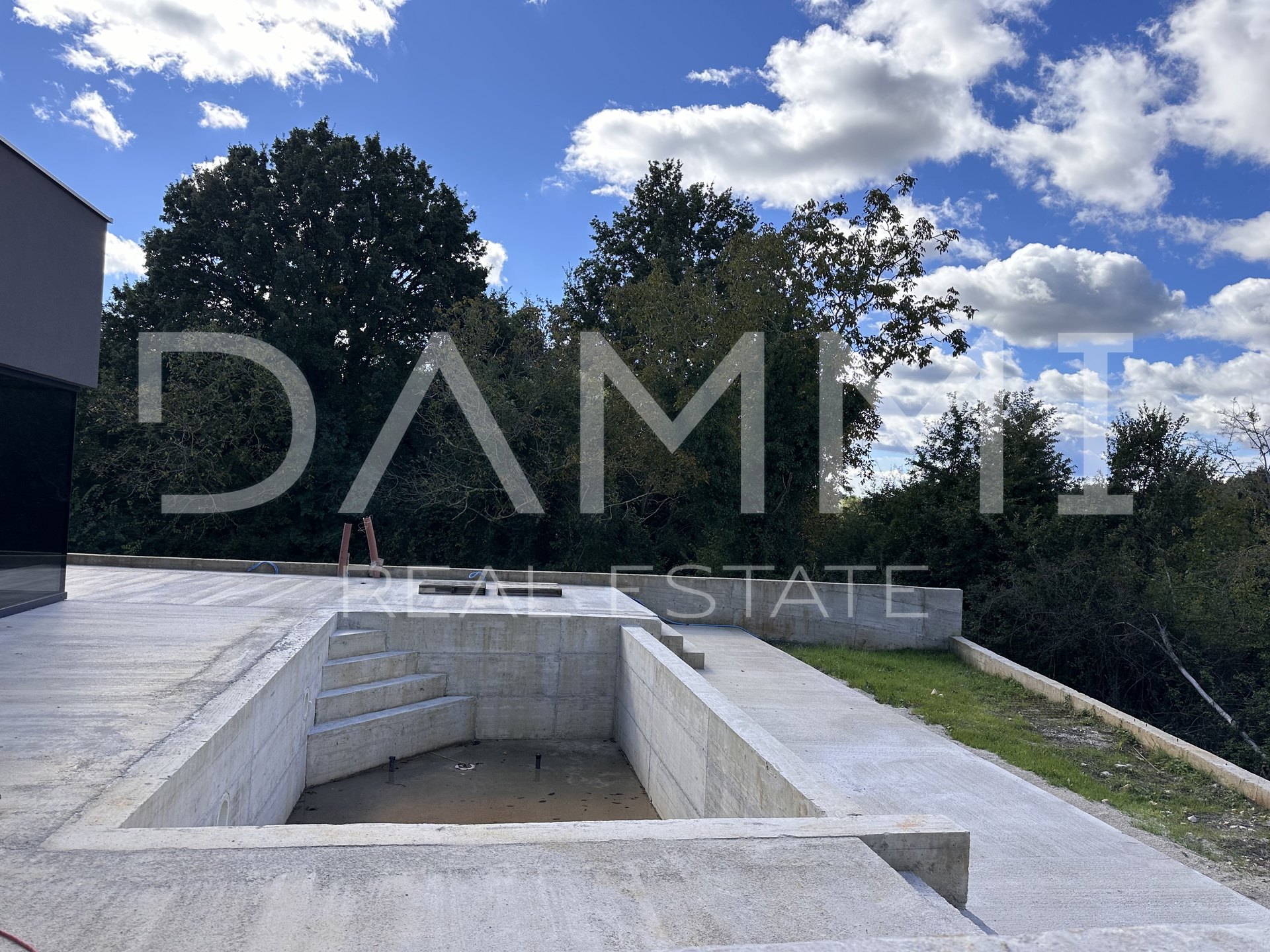 ISTRA, BARBAN - Dvojna kuća okružena zelenilom