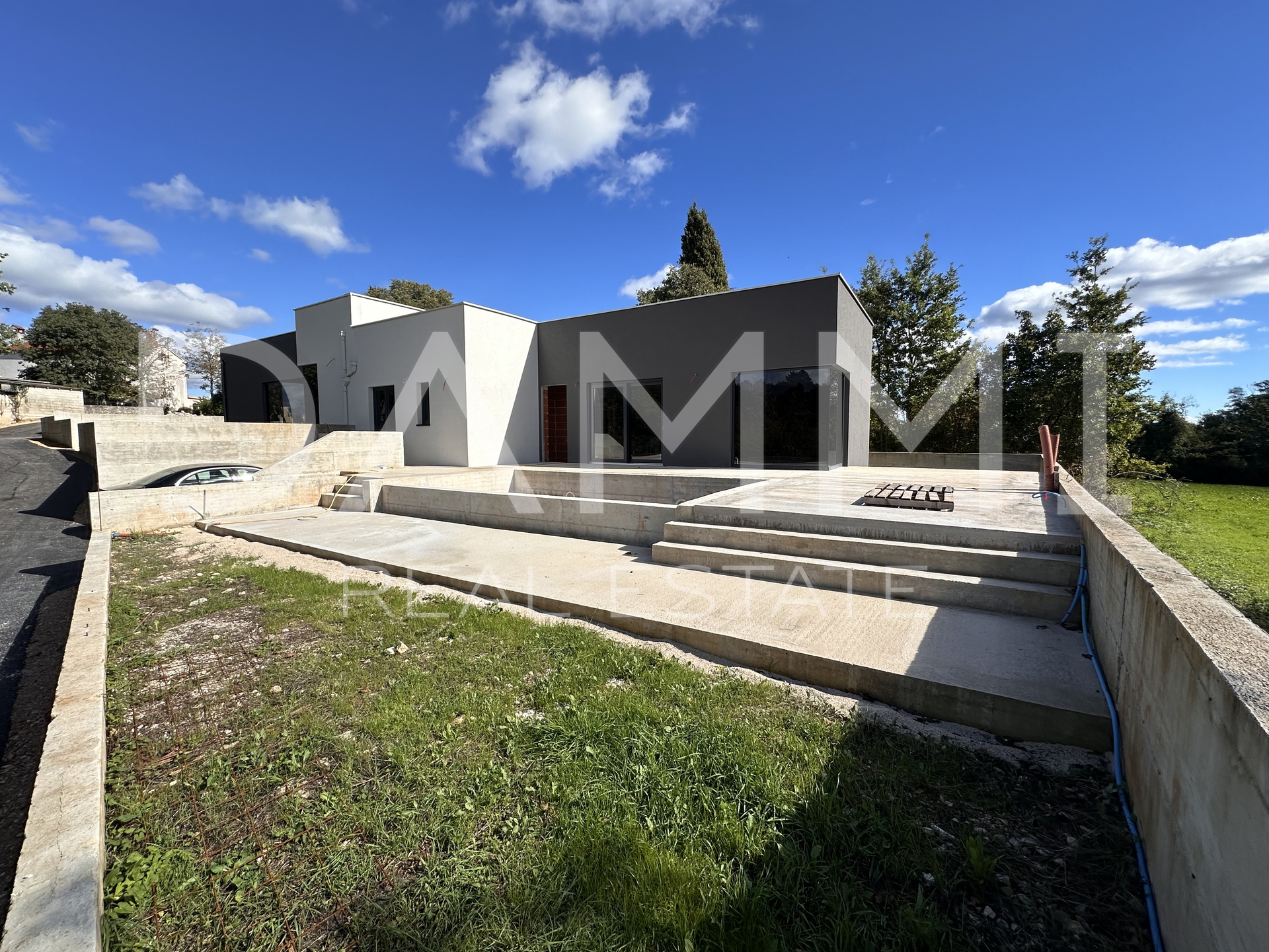 ISTRA, BARBAN - Dvojna kuća okružena zelenilom