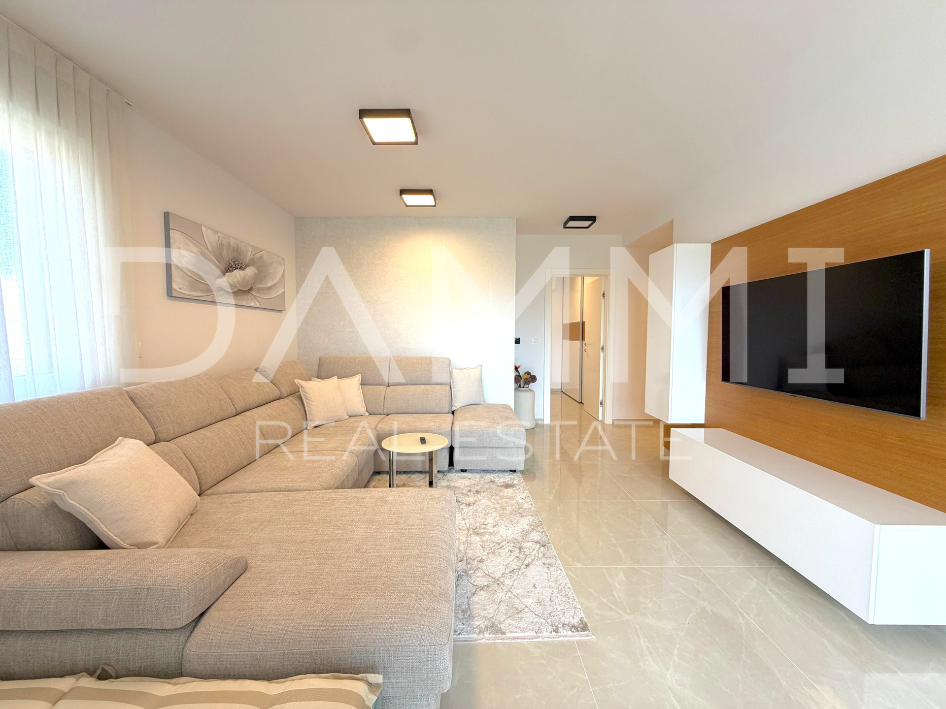 ISTRA&comma; PORE&Ccaron; - KOMPLETNO URE&Dstrok;EN DVOSOBAN STAN U BLIZINI MORA