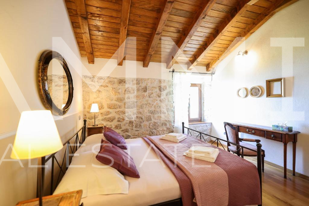 SJEVERNA DALMACIJA&comma; TRIBANJ - Unikanta kamena vila s panoramskim pogledom na more