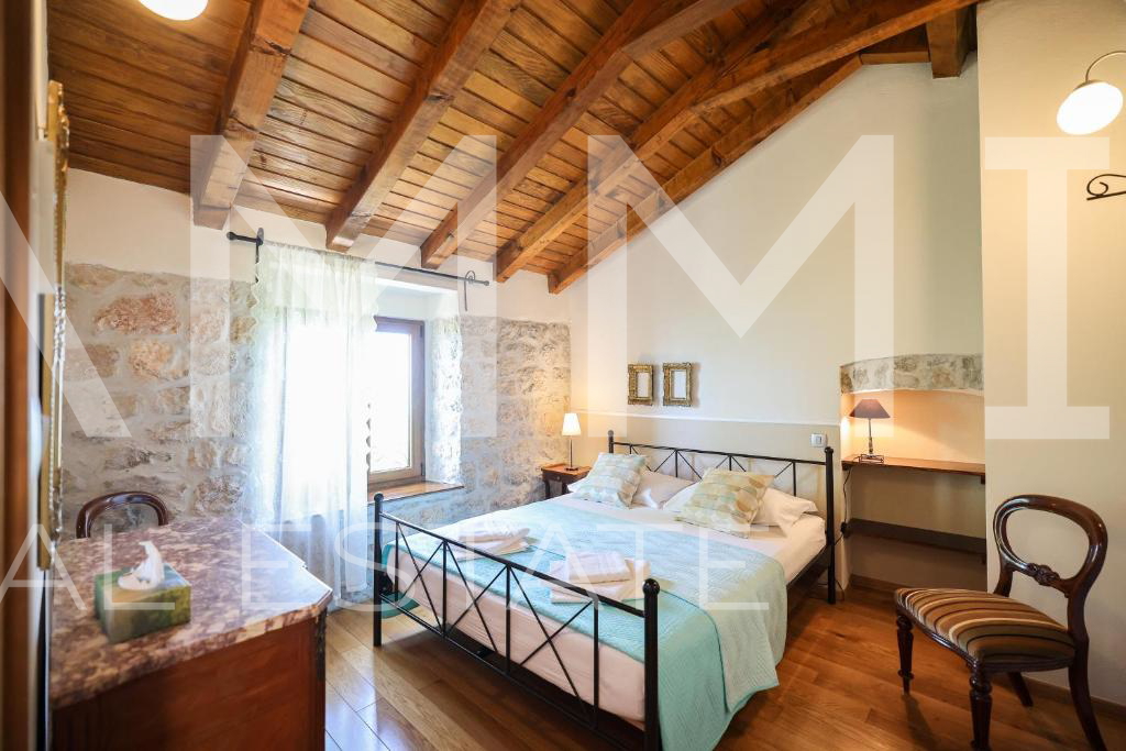 SJEVERNA DALMACIJA&comma; TRIBANJ - Unikanta kamena vila s panoramskim pogledom na more