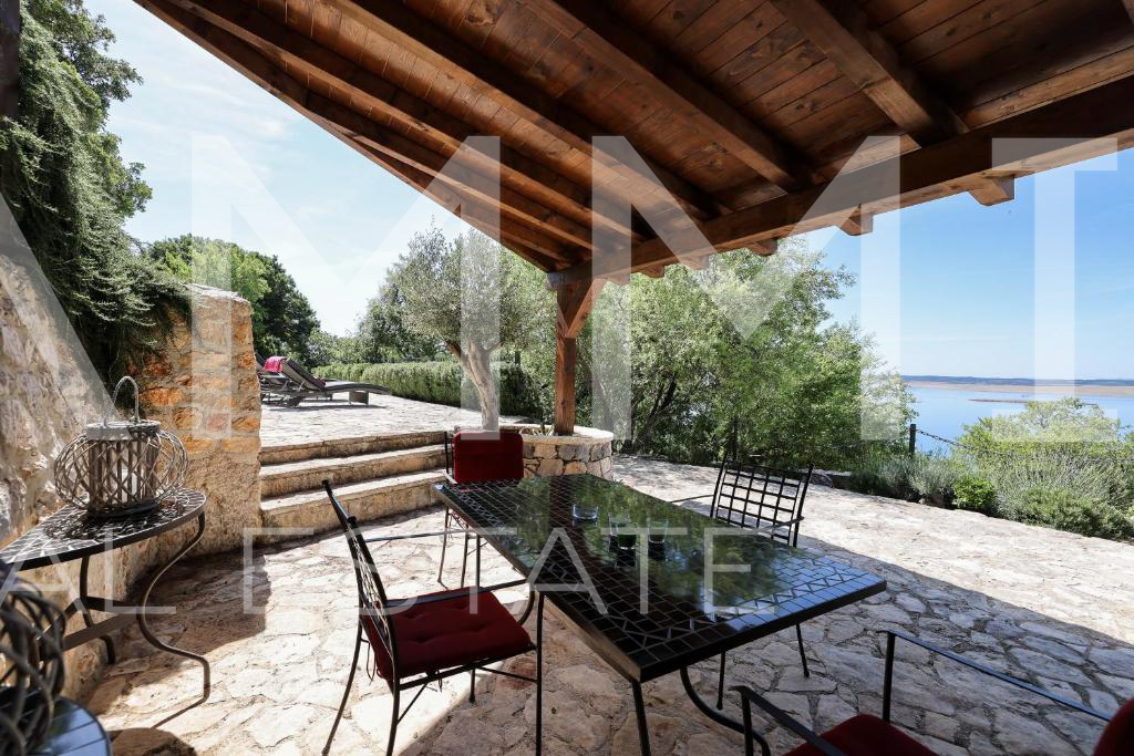 SJEVERNA DALMACIJA&comma; TRIBANJ - Unikanta kamena vila s panoramskim pogledom na more