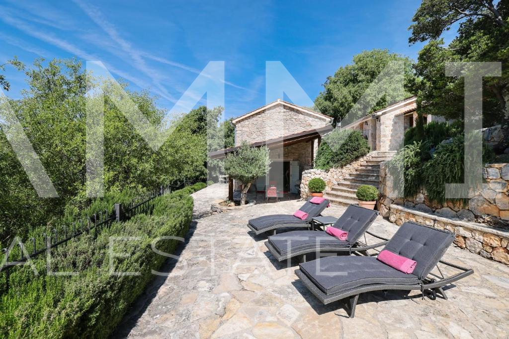 SJEVERNA DALMACIJA&comma; TRIBANJ - Unikanta kamena vila s panoramskim pogledom na more