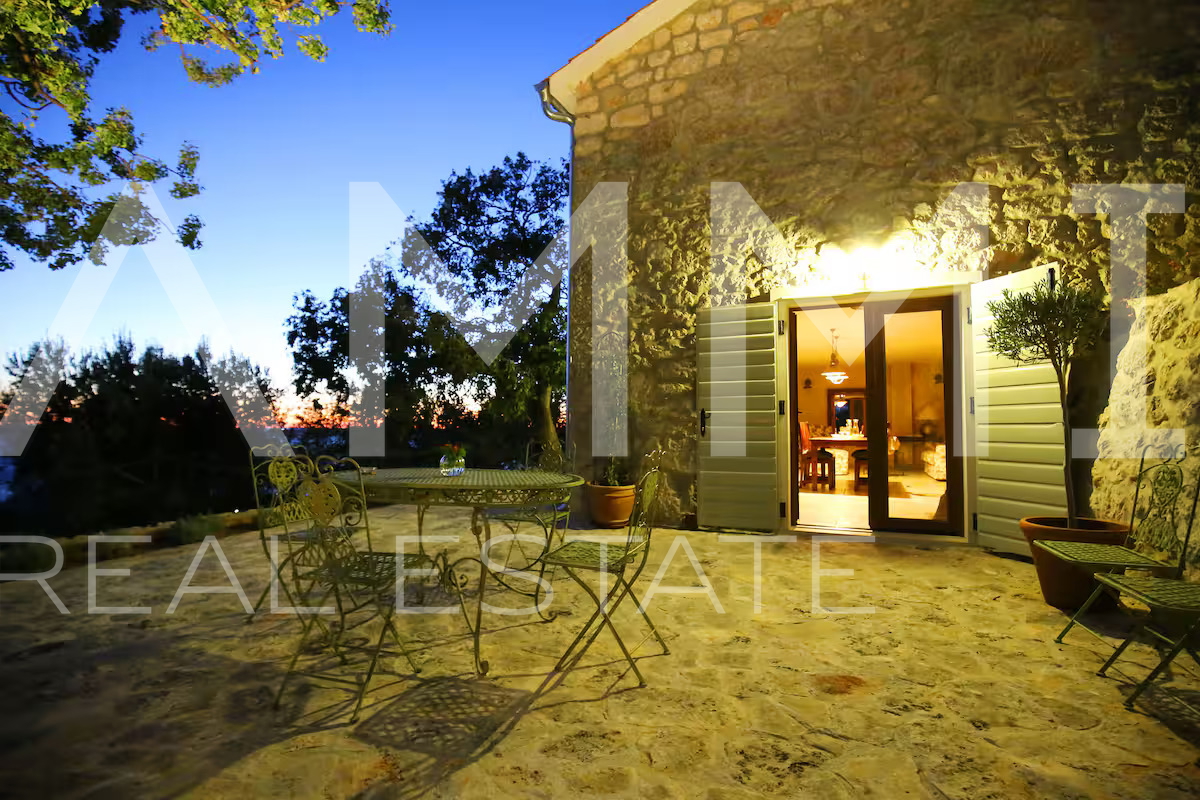 SJEVERNA DALMACIJA&comma; TRIBANJ - Unikanta kamena vila s panoramskim pogledom na more