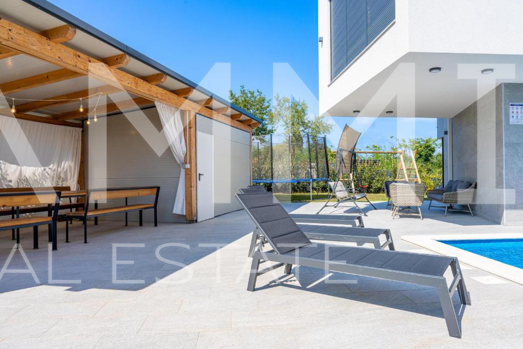 Luxury villa with a swimming pool in Medulin