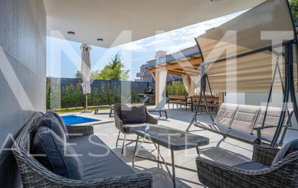 Luxury villa with a swimming pool in Medulin