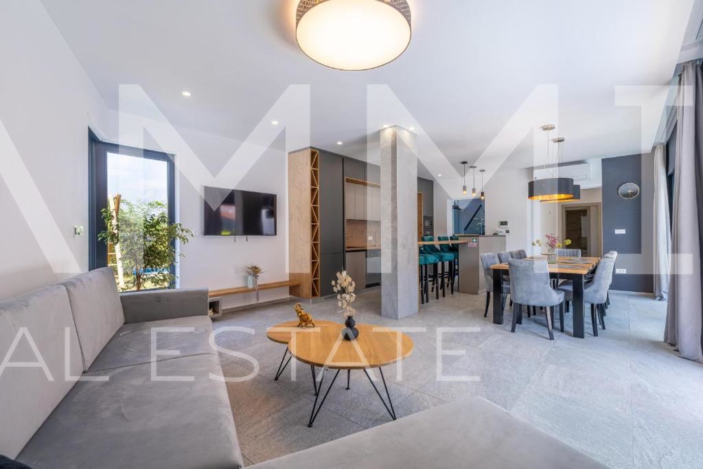 Luxury villa with a swimming pool in Medulin