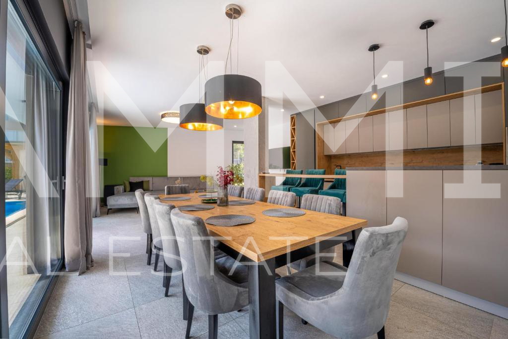 Luxury villa with a swimming pool in Medulin