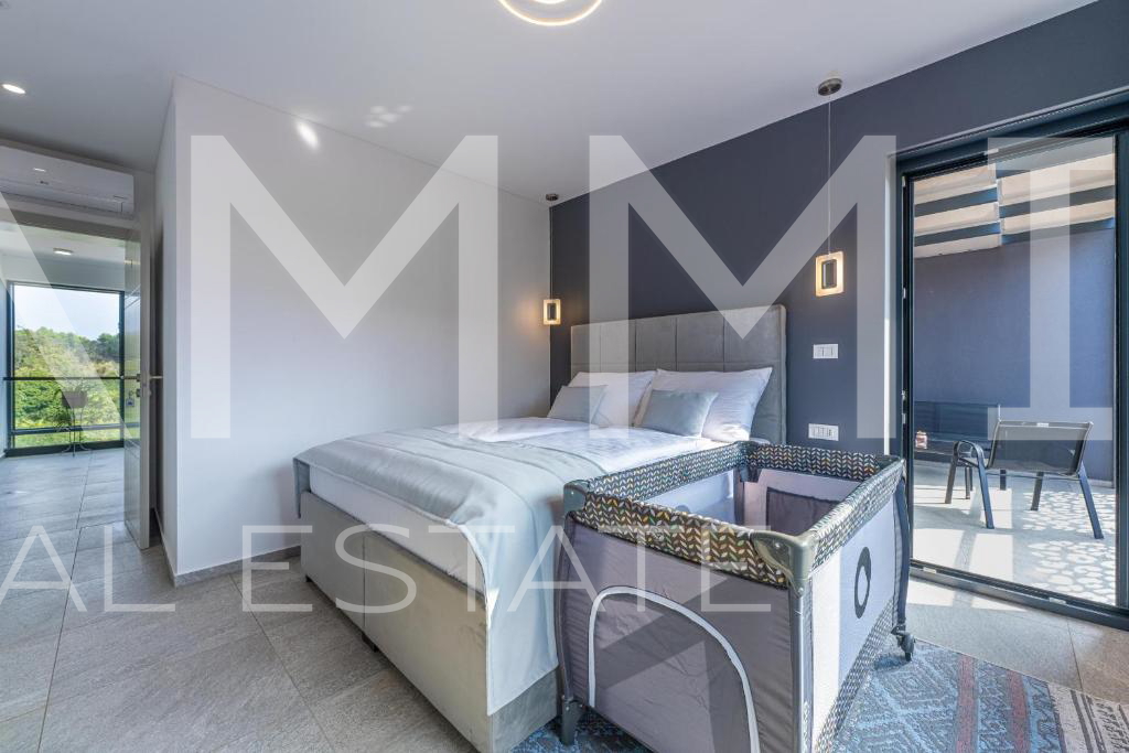 Luxury villa with a swimming pool in Medulin