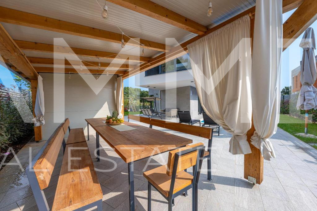 Luxury villa with a swimming pool in Medulin