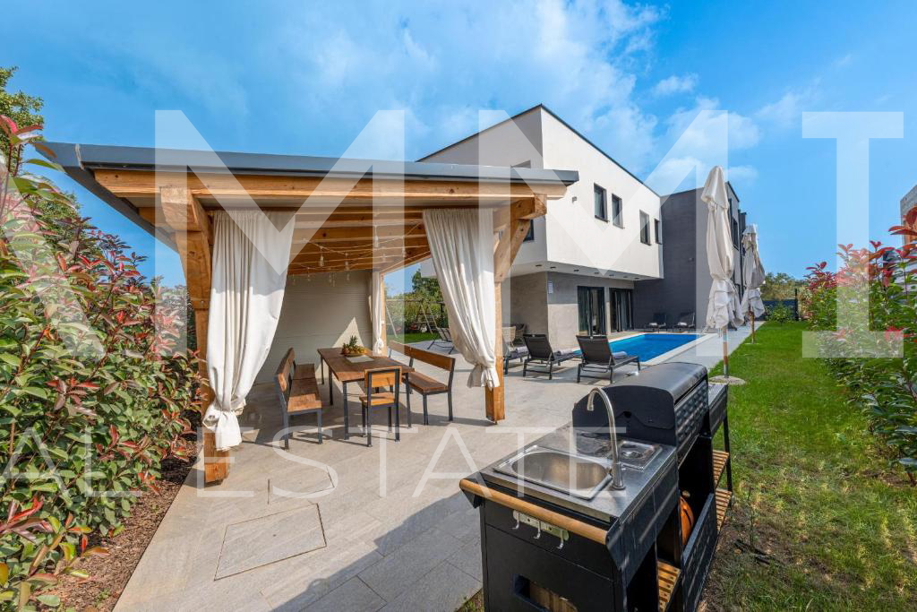 Luxury villa with a swimming pool in Medulin