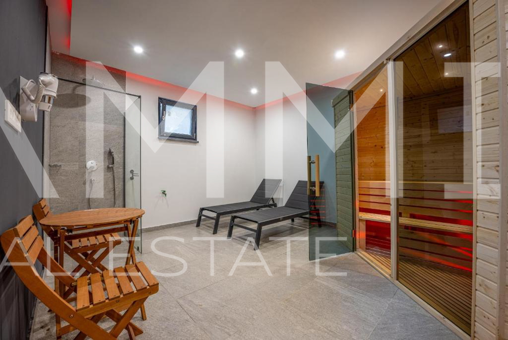 Luxury villa with a swimming pool in Medulin