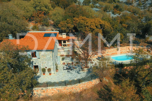 SJEVERNA DALMACIJA, TRIBANJ - Unikanta kamena vila s panoramskim pogledom na more